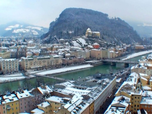 Salzburgo, Austria<br/>Montañas cubiertas de nieve, arquitectura barroca y mercados navideños tradicionales que la hacen una ciudad entrañable e ideal para viajar en familia.<br/>