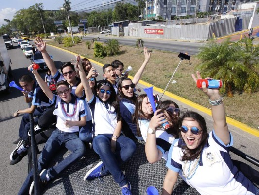 Los seniors sobre la movil de Mountain Dew. Foto: Alex Muñoz.