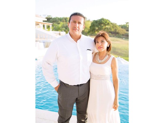 Albert García y Noren Caballero se casan en Roatán  