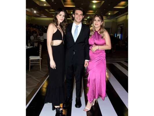 Giuliana Flores, Lorenzo Morales y Annabella Hawit.