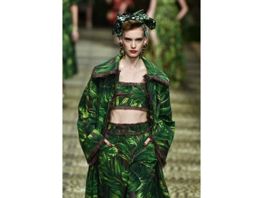 Dolce Gabbana decora la cabeza con pañuelos de motivos tropicales en forma de bandana en su apuesta SS20
