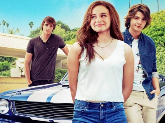 El Stand de los Besos 2 <br/>El primer beso de Elle marca el inicio de un romance prohibido con el chico más lindo de la escuela, pero también podría ser el fin de su relación con su mejor amigo.<br/>