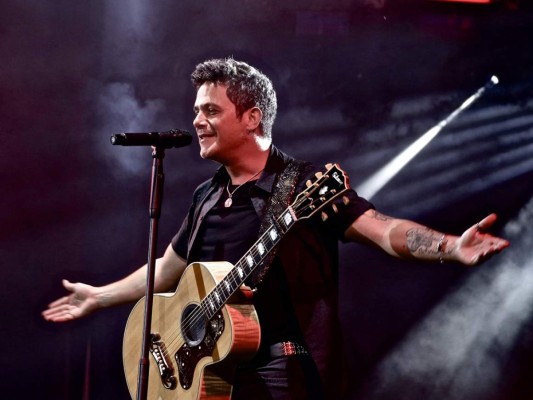 Alejandro Sanz defiende a una mujer a medio concierto