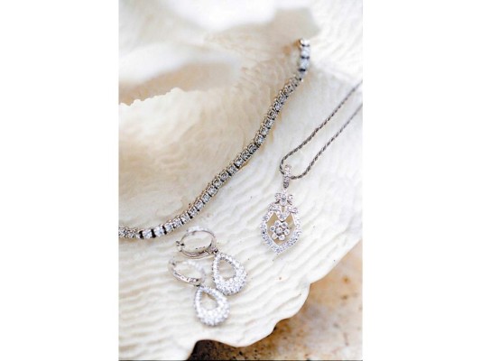 #7 Las joyas en tonos plateados se adaptan al escenario natural.