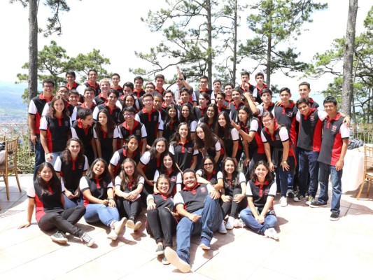 Los seniors de Academia Los Pinares celebraron un agradable desayuno acompañados de sus padres y maestros (Fotos Hector Hernández)