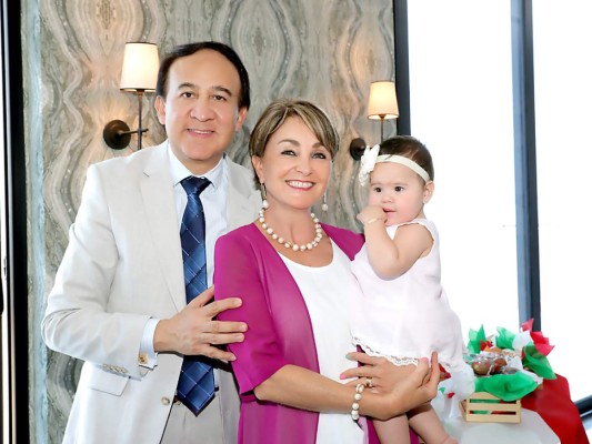 Ana Cristina y Alberto José Scott celebran el bautizo de su hija Mia
