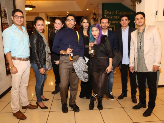 Juan Carlos Lorenzana, Patricia Carcamo, Criscia Estrella, Momo Sosa, Ana Low, MJ Escobar, Jarim Domínguez, Sebastian Serrano y Don Camazots