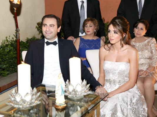 Muy felices y enamorados los novios