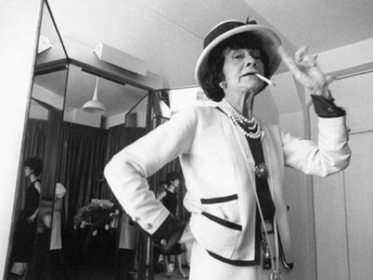 Chanel se inspiraba mayormente en la ropa para caballero, como los sacos con bolsillos por fuera y una falda recta, que hasta la fecha sigue siendo de los diseños más emblemáticos de la diseñadora francesa.