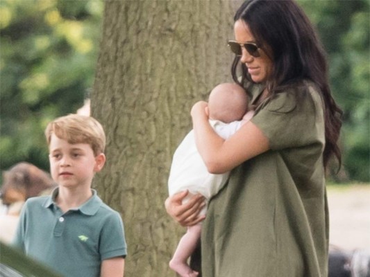 Kate y Meghan Markle sacan de paseo a los niños