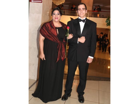 Desfile de seniors en la prom de Macris School