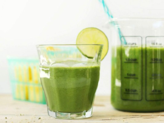 Detox SmoothieEn ayunas5 centímetros de apio1 pepinoZumo de un limón1 cucharada de jengibre1 taza de espinacas3 manzanas1 cucharada de perejilAgua al gusto para que no resulte muy espesoLicuar todos los ingredientes y consumir de inmediato
