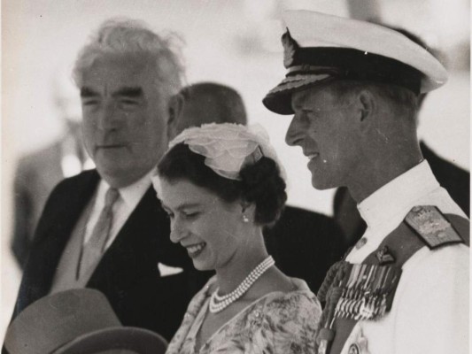 En febrero de 1952, la pareja se embargó un tour oficial por Australia, Nueva Zelanda y África, por solicitud especial del Rey. Por desgracia, Jorge VI murió mientras ellos se encontraban en Kenia. Se supone que Felipe le dio las noticias a Isabel, quien regresó a Londres para ser proclamada como la nueva Reina.