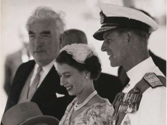 ¡La larga historia de amor del Príncipe Felipe y la Reina Isabel!