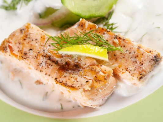 1. Elegir fuentes saludables de proteínas <br/>Sustituir los cortes de carnes grasos por cortes de proteína magros como pueden ser: pechuga de pavo y pescado. <br/>