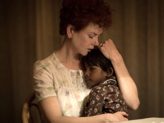 8. LION. Saroo Brierley (Dev Patel) es un muchacho indio que vive en la extrema pobreza con su madre y su hermano en la ciudad de Calcuta. Con tan solo 5 años, se separa accidentalmente de su familia en una estación de tren y se pierde a miles de kilómetros de su casa. Después de vivir durante algún tiempo en la calle y enfrentarse a numerosos desafíos, Saroo es adoptado por una pareja australiana, Sue (Nicole Kidman) y John Brierley (David Wenham). Desde entonces, vive en Australia y crece rodeado de una cultura diferente, lejos de sus orígenes. Veinticinco años después, el joven decide localizar a su verdadera familia, embarcándose así en un difícil viaje hacia su pasado.<br/>