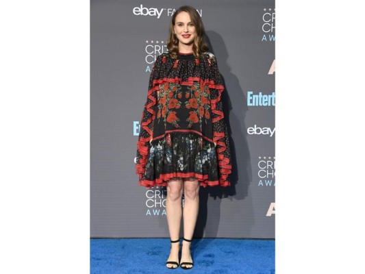 <br/>Natalie Portman en un moderno look de maternidad by Alexander McQueen