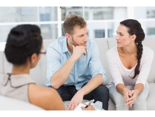 Acompáñalo a terapia<br/>Algunas personas que sufren de fobia social deben acudir a terapia con los psicólogos, en este caso lo mejor será acompañarlos para que de esa forma se sientan apoyados, además te ayudará a comprender de mejor manera como se siente esa persona.