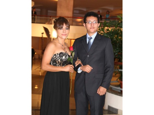 Esther de Rosales y su hijo Heraldo Rosales