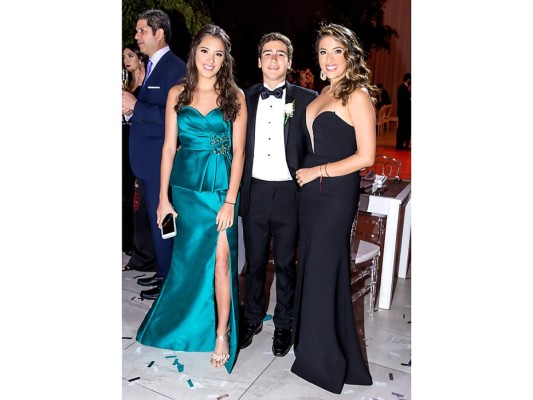 Ena Interiano, Allan Panting y Maity Interiano.