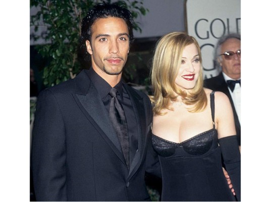 El bailarín y preparador físico Carlos León tuvo una relación amorosa con Madonna en 1996, de esta nació Lourdes María, la primera hija de la Reina del pop. Lamentablemente la pareja decidió separarse en mayo de 2017, pero la cantante dice que siguen siendo amigos.