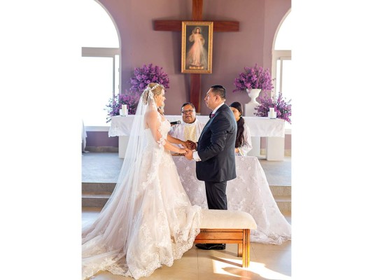 Los novios Noren Joselin Caballero y Albert García durante la ceremonia