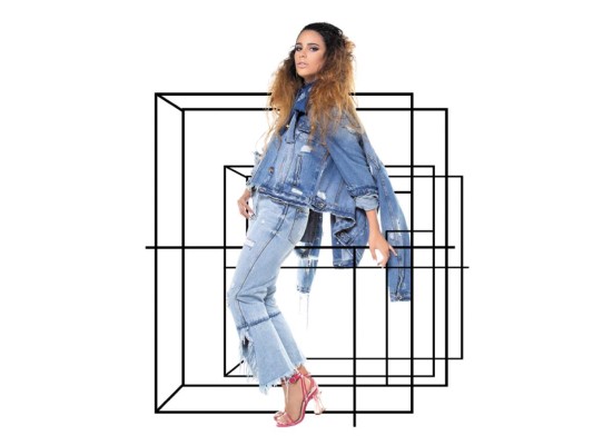 Denim zone<br/>Una cierta influencia ochentera marca la tendencia en las piezas de mezclilla. Oversized denim jacket, ripped jeans y sandalias transparentes by ZARA; extra long earrings by Sofia Sofia Jewelry.