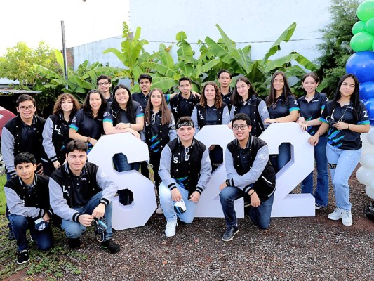 La clase 2022 de Liberty School en su entrance: William Ramos, Margena Villa, Valeria Álvarez, Diego Lara, Liz Irías, Diego Sánchez, Natalia Castro, José Cálix, Daniela Trinidad, Andrés Morazán, Danielle Irias, Sofía Fortín, Michelle Godoy, Adriana Chirinos, Diego Reinoso, César Bustamante, Diego Lozano y José Hidalgo. Fotos Héctor Hernández