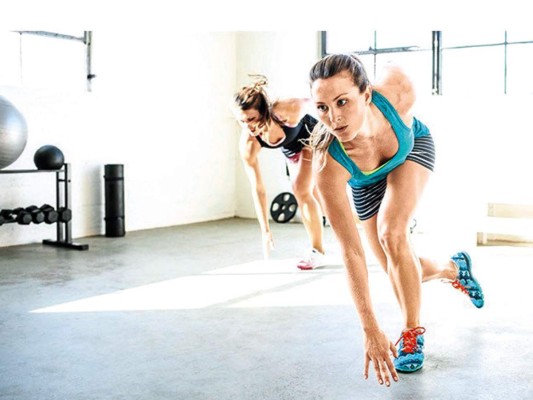 Un buen ejemplo de rutina para iniciarse en HIIT es: 5 minutos de calentamiento a trote, 30 segundos de sprint, 30 segundos de trote e irlos intercalando de 30 en 30 segundos entre trote y sprint hasta alcanzar 2 ½ minutos y finalizar con 5 minutos de enfriamiento con trote. Practícalo 3 veces a la semana.