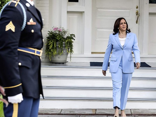 Con el power suit como eterno aliado, Kamala Harris proyecta seguridad, carácter y talento, cualidades básicas para su rol como vicepresidenta de los Estados Unidos de América. Mientras celebramos su histórica visita a Honduras para la Toma de Posesión de Xiomara Castro echamos un vistazo a algunos de sus mejores looks.