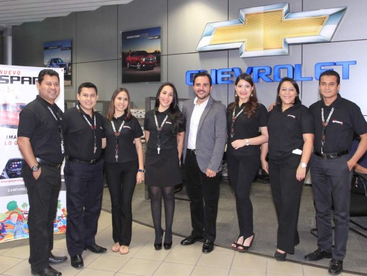 Francisco Ramírez junto al equipo de ventas de Chevrolet.