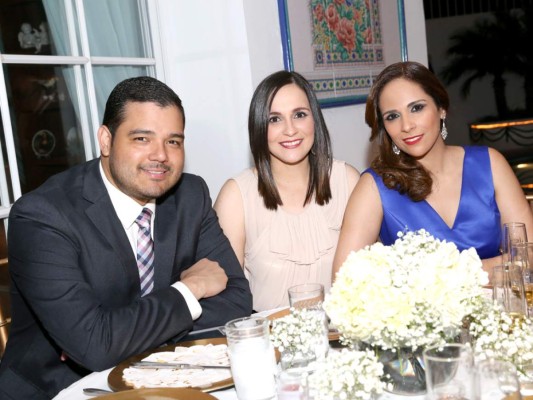 Mario Calix con Nicole y Paola katimi