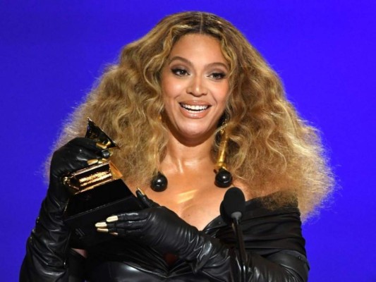 3. Beyoncé: Pero claro que THE Queen Bey está en la lista. La cantante, compositora, actriz y modelo hizo historia este 2021 al convertirse en la primera mujer con más premios al recibir su reconocimiento número 28.