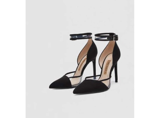 Zara: Black high-heel shoes, con detalles en transparente y correa en el tobillo. <br/>