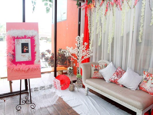 La entrada al restaurante fue decorada por Rosa María Kattán, madre de la novia con lienzos blancos, lianas de flores de cerezo, una butaca clásica, sombrilla y árboles de cerezo en color blanco.