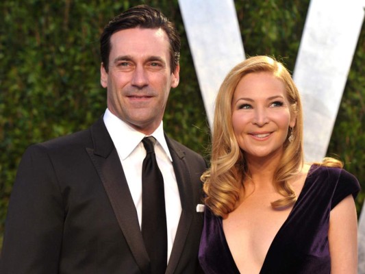 Jon Hamm y Jennifer Westfeldt<br/><br/>Ambos estuvieron juntos por 18 años (nunca se casaron) y según el creador de Mad Men, Mathew Weiner, afirma que están pasando por un 'periodo difícil' desde su separación.