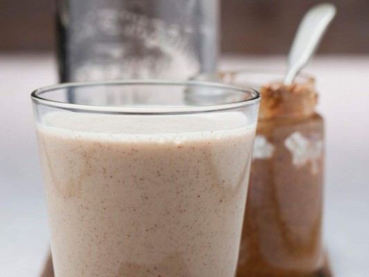 Coco-nuts Smoothie<br/>Para el desayuno<br/><br/>1/2 taza de leche de coco sin azúcar<br/>1/2 banana congelada<br/>1 cucharada de mantequilla de maní sin sal<br/>1/2 scoop de proteína en polvo<br/>1/2 taza de hielo<br/><br/>Licúa bien todos los ingredientes y sirve de inmediato.<br/>