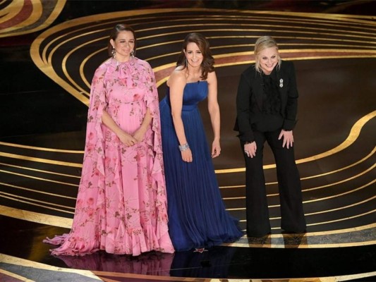 Maya Rudolph, Tina Fey y Amy Poehler hicieron reír a la audiencia con sus chistes en el arranque de la gala: 'Finalmente no entregaremos premios durante la publicidad, pero presentaremos anuncios durante los galardones' fueron algunas de las sátiras que dijeron las comediantes.