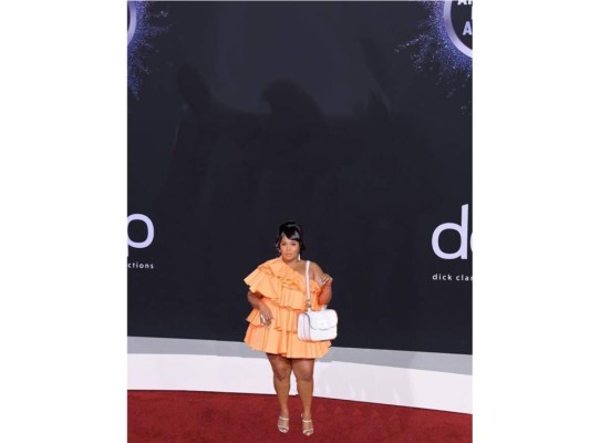 Los mejores memes del bolso diminuto de Lizzo en los American Music Awards