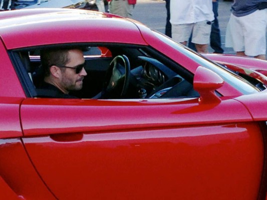 Paul Walker<br/>Paul Walker salía de un evento benéfico en su Porsche rojo, horas más tardes se impactó con un poste, incendiando el auto y provocando su muerte.<br/>