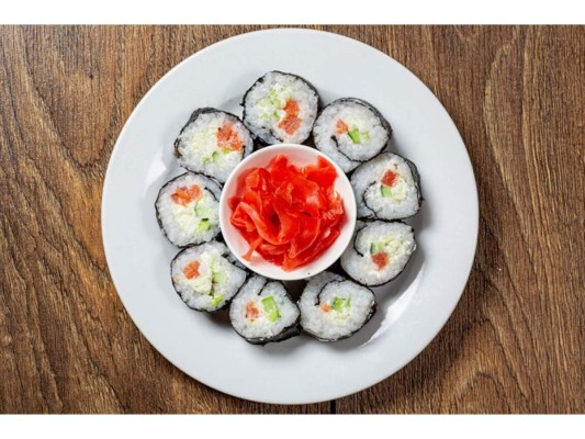 9. El jengibre marinado: tiene la función de hacernos disfrutar más las piezas de sushi, al cambiar de pescado, puedes comer un poco de esta planta para eliminar el sabor y empezar “desde cero” con los nuevos sabores.