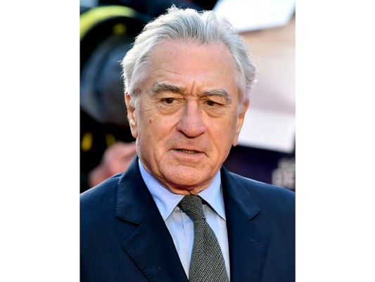 Robert de Niro. Gracias a chequeos médicos regulares, el cáncer de próstata del actor fue diagnosticado en una etapa temprana en 2003. En diciembre de ese mismo año, De Niro se sometió a una cirugía, una opción de tratamiento típica cuando el cáncer no se ha extendido más allá de la glándula prostática. Recibió todos los tratamientos indicados y afortunadamente sigue de pie, deleitándonos con su talento indiscutible.