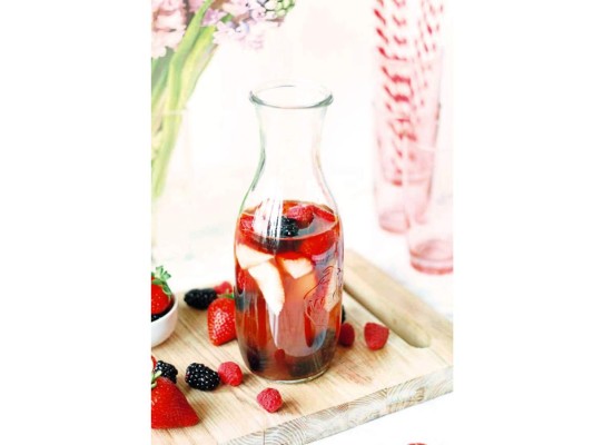 Sangría con Limoncello<br/>Ingredientes. 1 taza de frambuesas. 1 taza de fresas. ½ taza de moras frescas. 1 limón mediano en rodajas finas. 12 oz de limonada rosa concentrada. 4 oz de Limoncello (licor de limón). 750 ml botella de Prosecco o vino espumoso frío<br/><br/>Preparación. En una jarra mezcla la fruta con la limonada y el licor de limón. Enfría entre 4 y 24 horas para que los sabores se fusionen. Antes de servir, añade el Prosecco y listo. Sirve en vasos altos con mucho hielo.<br/>