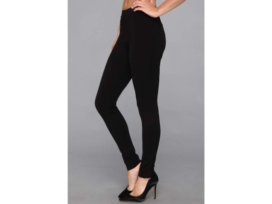 Leggings. Esta es la prenda adecuada para dar forma al derriere. Estiliza las piernas, aplana visualmente el vientre y afina la anatomía. Al comprarlo, asegúrate que sea de un tejido firme y que no sea traslúcido, además elige un tono sólido y llévalo siempre con una camisa que cubra la parte baja de la espalda.