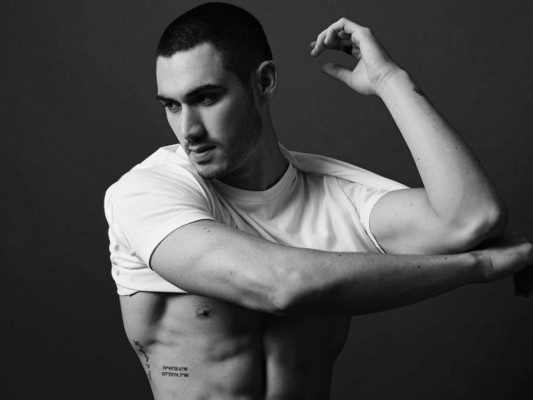 Recientemente se volvió tendencia por sus atrevidas escenas en la serie de Netflix ''Oscuro Deseo'' los internautas utilizaron muchísimas veces el nombre del actor hasta convertirlo en tendencia luego de que circularan por la redes varias fotografías del actor protagonizando escenas candentes, la cuales compartió con la Actriz Maite Perroni dentro de la serie.<br/>
