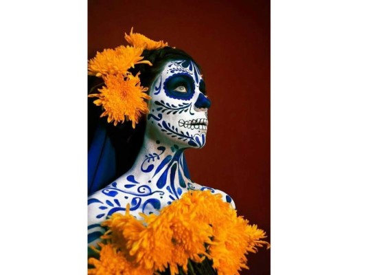 Maquillaje de medio cuerpo con azul y blanco con un toque de flores amarillas