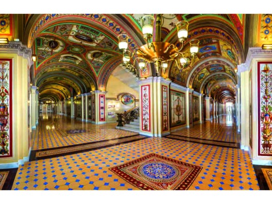 El Capitolio está dividido en cinco pisos, de los cuales uno es subterráneo. Solo el primero y el segundo están abiertos a los turistas. En la planta baja se puede visitar la Sala de las columnas, la Cripta, la antigua sala de la Corte Suprema y los Corredores de Costantino Brumidi, el pintor ítalo-griego autor de la mayoría de los frescos del Capitolio