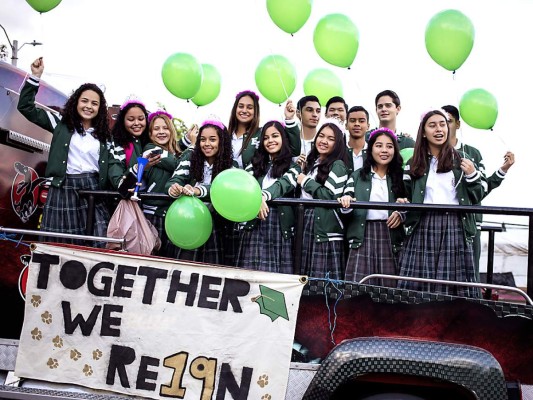 Con una caravana estilo convoy militar, hicieron su entrance los seniors 2019 de la Elvel School (fotografías: Armando Morales)