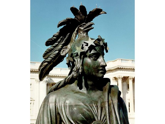 La Statue of Freedom está vestida con un traje largo en el que destaca un broche bajo el pecho con la inscripción US.