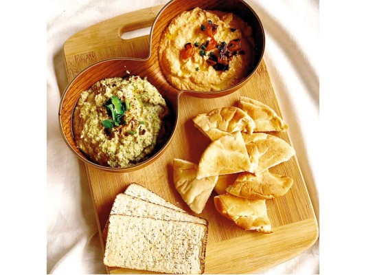 FLORA. Su propuesta de cocina equilibrada y natural llega directo a tu mesa con productos saludables, listos para consumir. Hummus de tomates secos, cilantro o aguacate; aderezo de maní o almen-dras; pan vegano, waffles de cacao, granola con frutos secos, alfajores de proteína...querrás probar todo @floramarkethn
